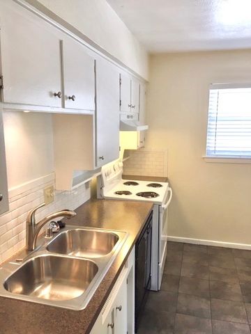 3812 WAshburn Avenue F, Fort Worth, TX 76107