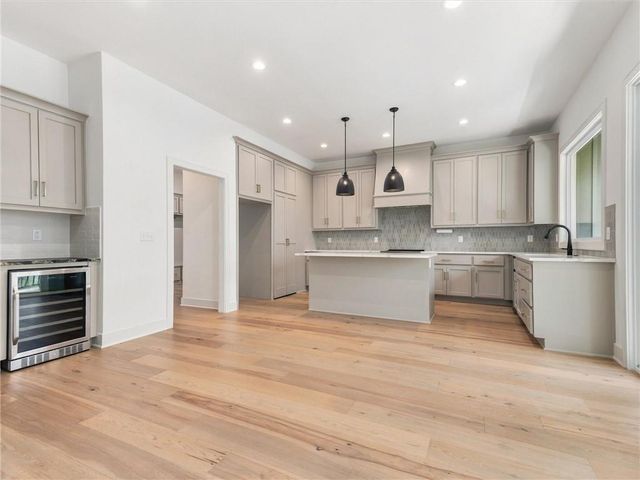 8806 NE 81st Terrace, Kansas City, MO 64158