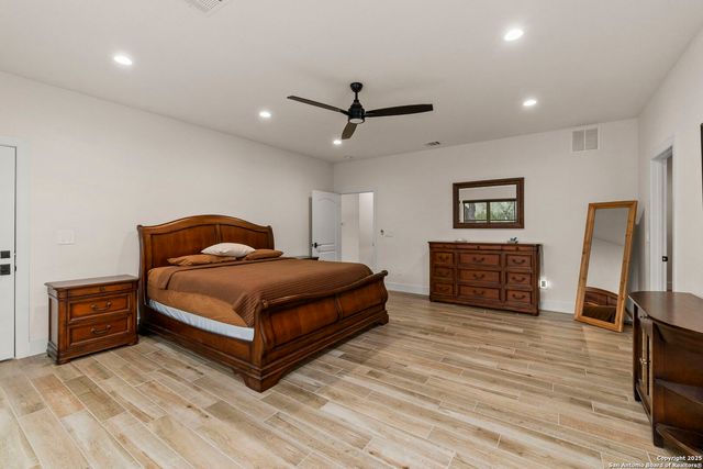 445 Settlers Ln, Bandera, TX 78003