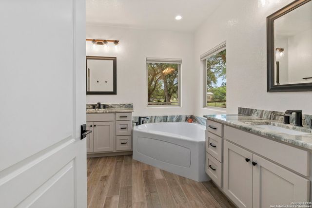 445 Settlers Ln, Bandera, TX 78003