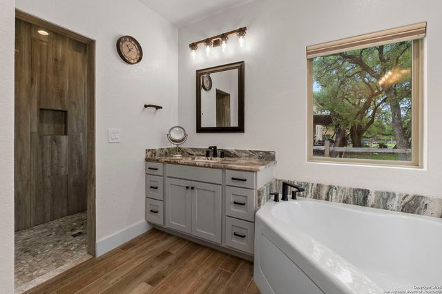 445 Settlers Ln, Bandera, TX 78003