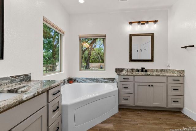 445 Settlers Ln, Bandera, TX 78003