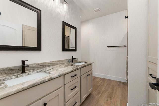 445 Settlers Ln, Bandera, TX 78003