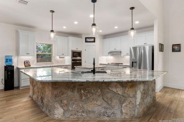 445 Settlers Ln, Bandera, TX 78003