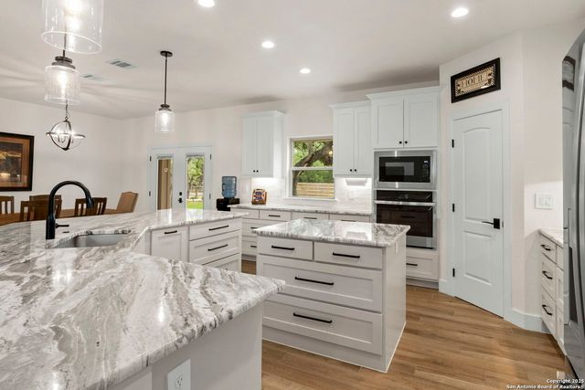 445 Settlers Ln, Bandera, TX 78003