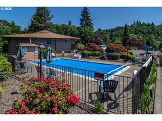 1392 Se COURT Ave, Roseburg, OR 97470
