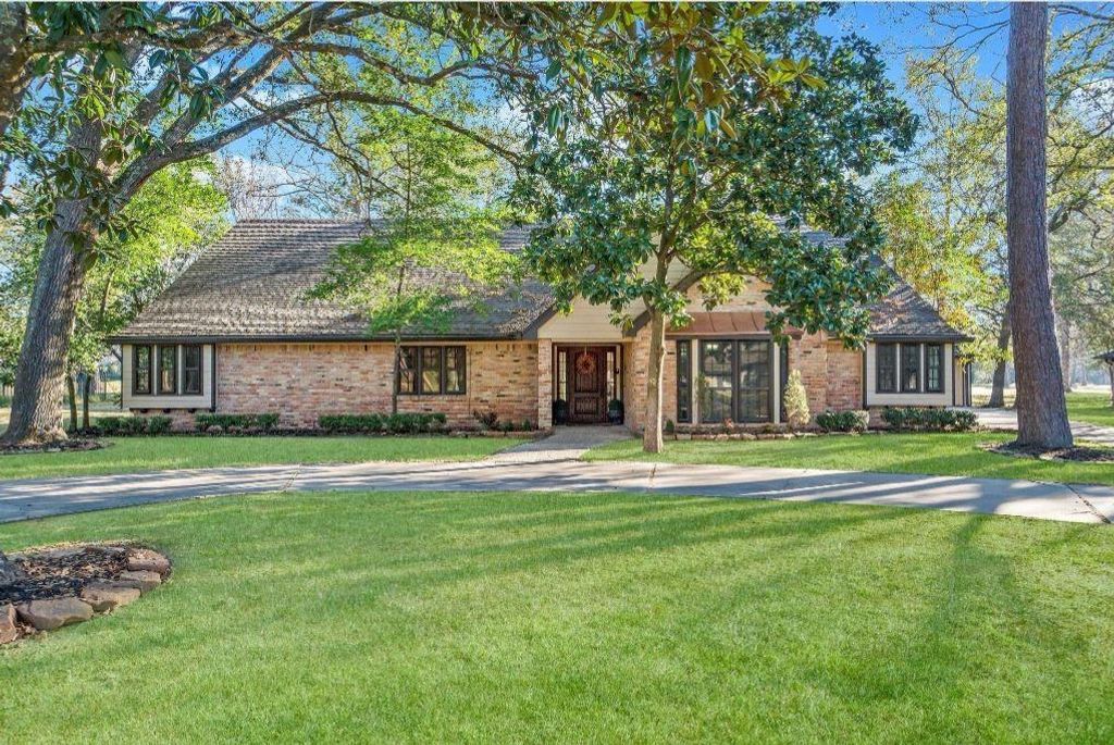 570 Roanoke Drive, Conroe, TX 77302