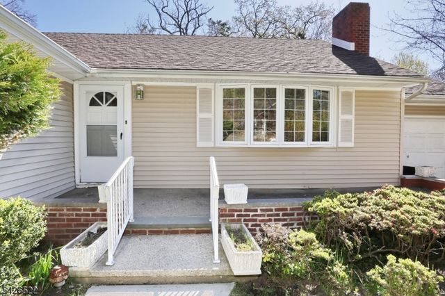 16 Valley View Dr, North Haledon Boro, NJ 07508