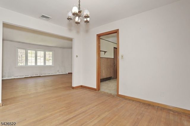 16 Valley View Dr, North Haledon Boro, NJ 07508