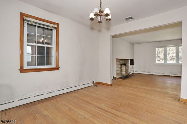 16 Valley View Dr, North Haledon Boro, NJ 07508