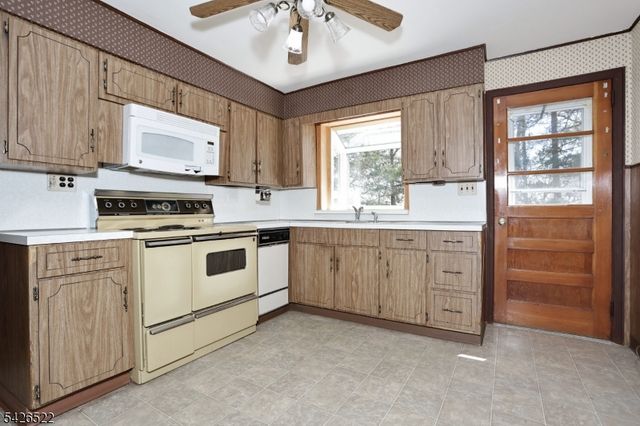 16 Valley View Dr, North Haledon Boro, NJ 07508