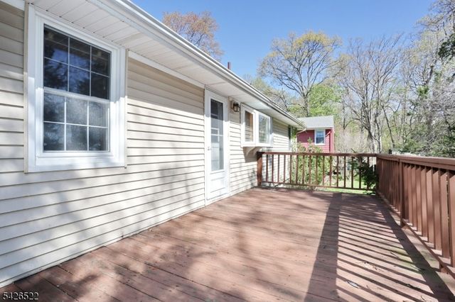 16 Valley View Dr, North Haledon Boro, NJ 07508