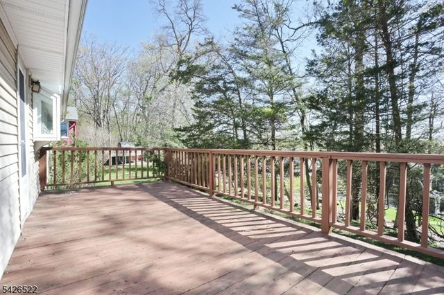 16 Valley View Dr, North Haledon Boro, NJ 07508