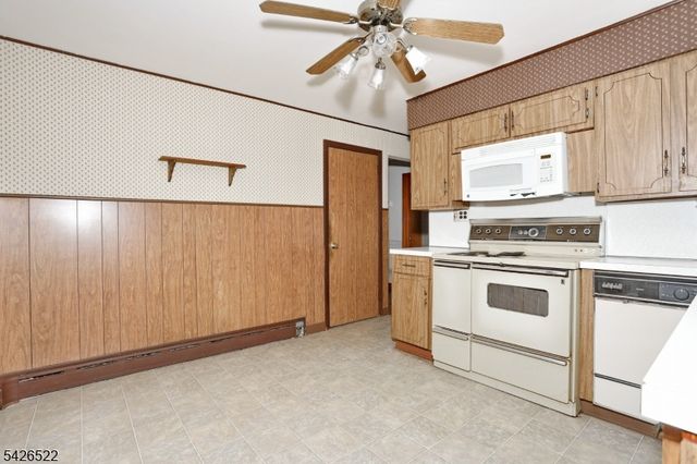 16 Valley View Dr, North Haledon Boro, NJ 07508