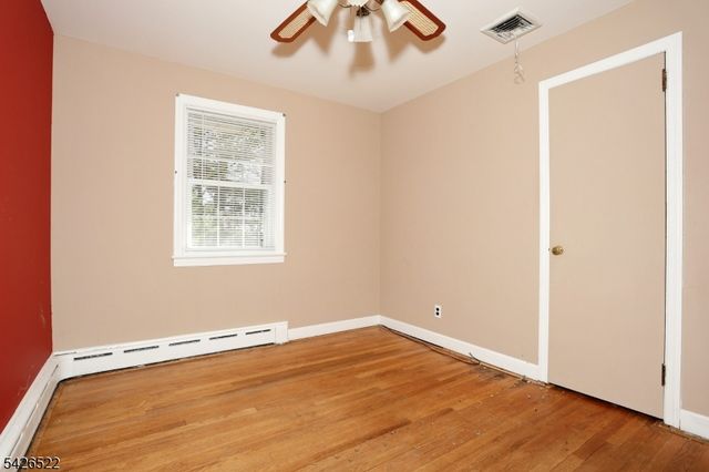 16 Valley View Dr, North Haledon Boro, NJ 07508