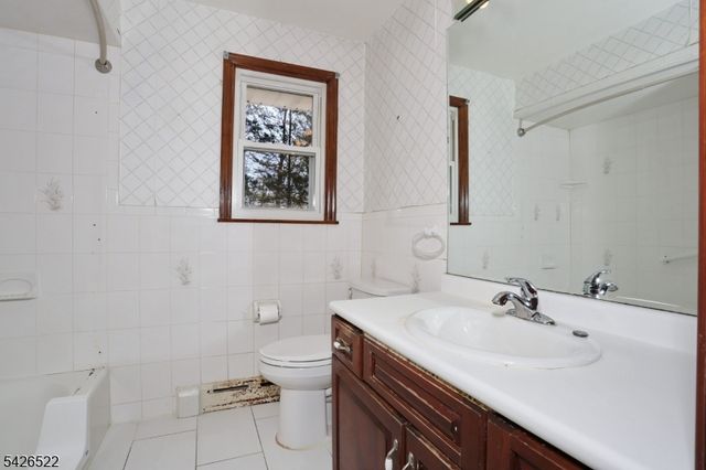 16 Valley View Dr, North Haledon Boro, NJ 07508