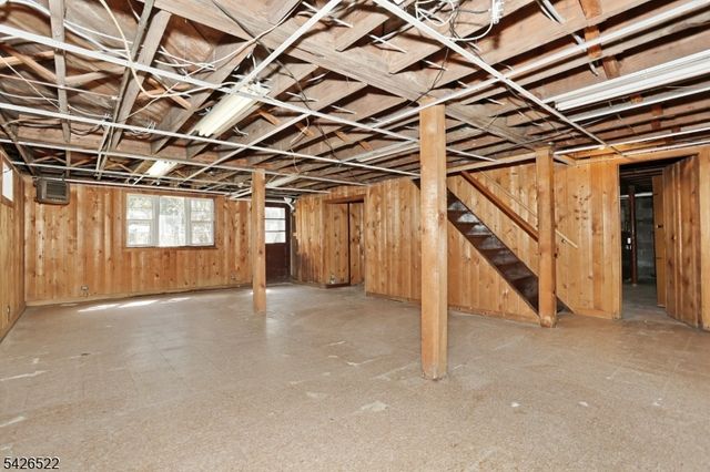 16 Valley View Dr, North Haledon Boro, NJ 07508