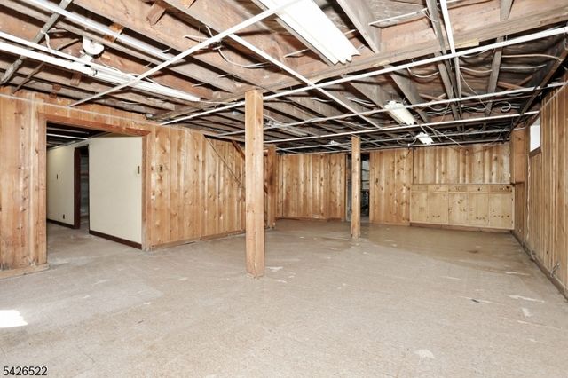 16 Valley View Dr, North Haledon Boro, NJ 07508