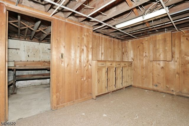 16 Valley View Dr, North Haledon Boro, NJ 07508