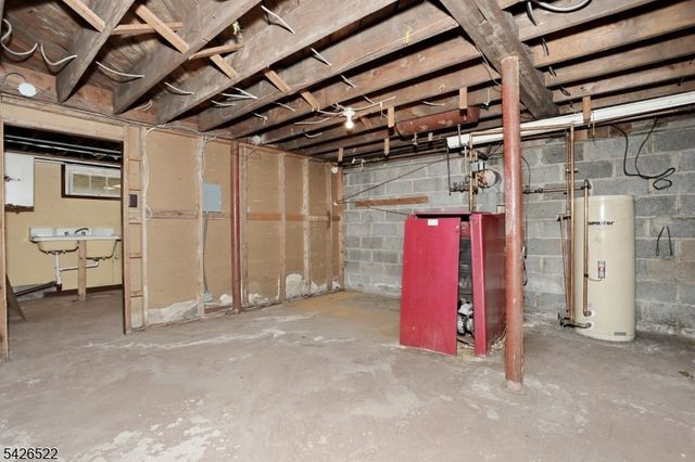 16 Valley View Dr, North Haledon Boro, NJ 07508