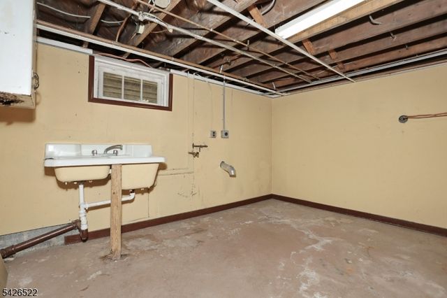 16 Valley View Dr, North Haledon Boro, NJ 07508