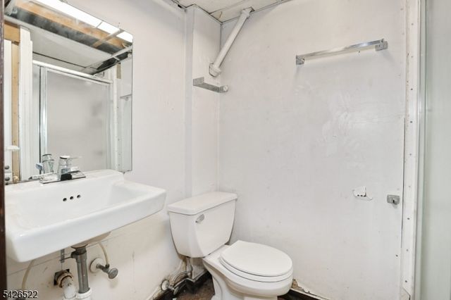 16 Valley View Dr, North Haledon Boro, NJ 07508