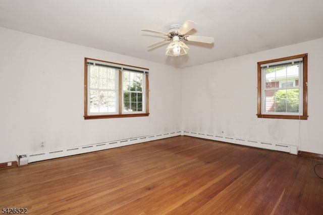 16 Valley View Dr, North Haledon Boro, NJ 07508