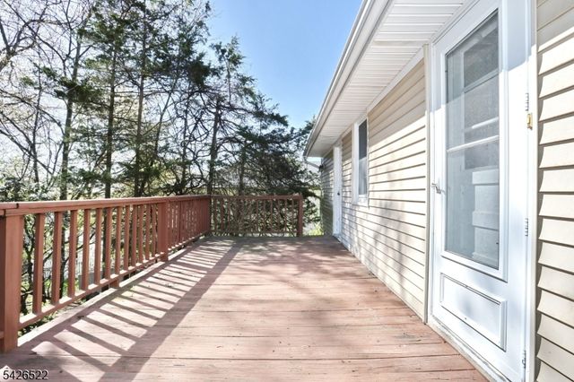 16 Valley View Dr, North Haledon Boro, NJ 07508