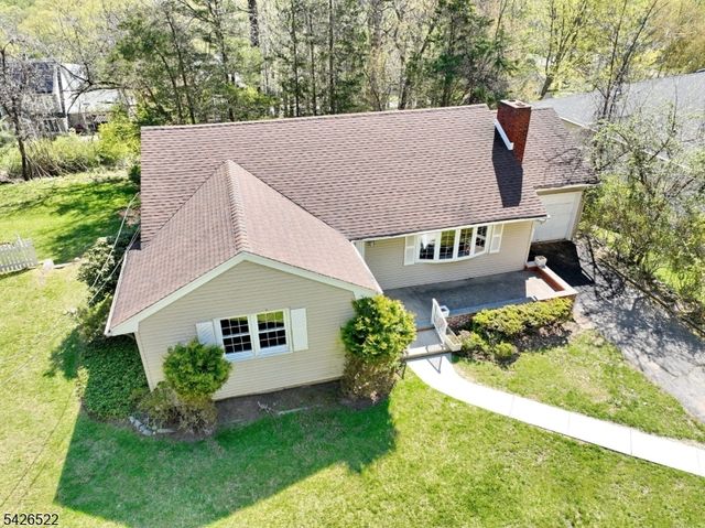 16 Valley View Dr, North Haledon Boro, NJ 07508