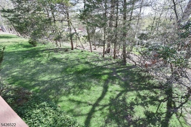 16 Valley View Dr, North Haledon Boro, NJ 07508