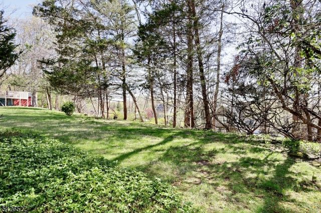 16 Valley View Dr, North Haledon Boro, NJ 07508