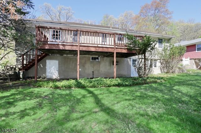 16 Valley View Dr, North Haledon Boro, NJ 07508