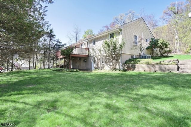 16 Valley View Dr, North Haledon Boro, NJ 07508