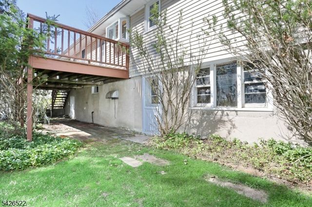 16 Valley View Dr, North Haledon Boro, NJ 07508