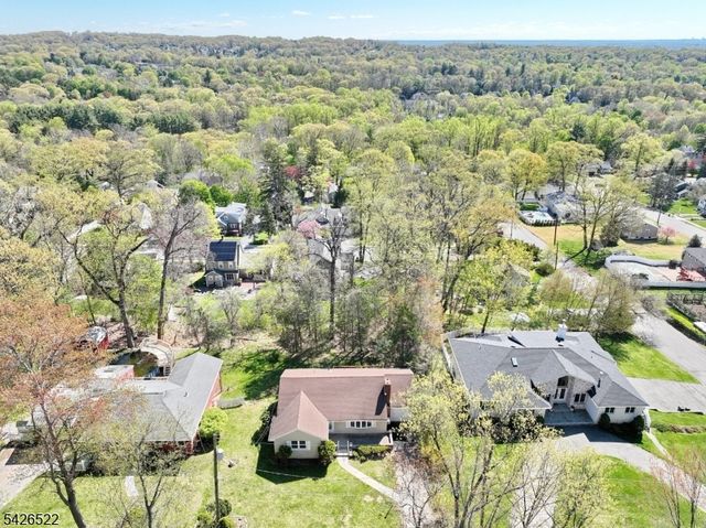 16 Valley View Dr, North Haledon Boro, NJ 07508