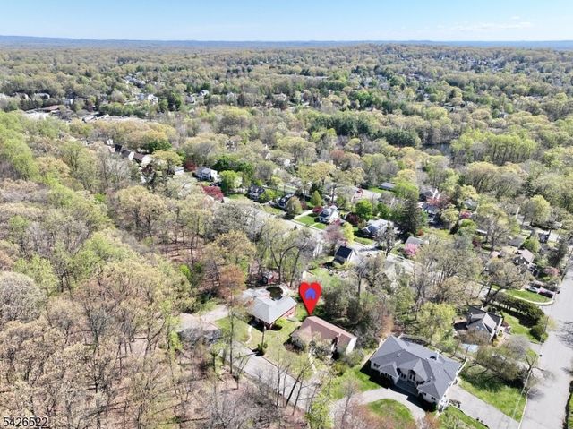 16 Valley View Dr, North Haledon Boro, NJ 07508