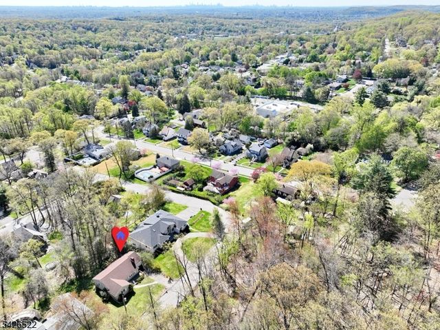 16 Valley View Dr, North Haledon Boro, NJ 07508