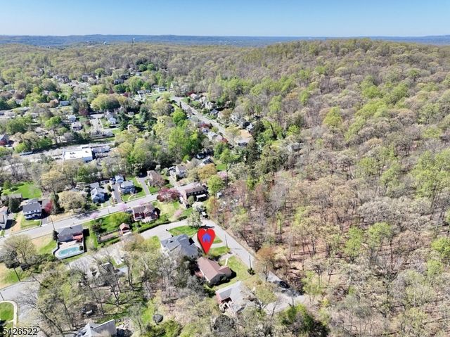 16 Valley View Dr, North Haledon Boro, NJ 07508