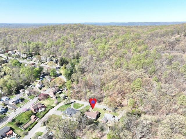 16 Valley View Dr, North Haledon Boro, NJ 07508