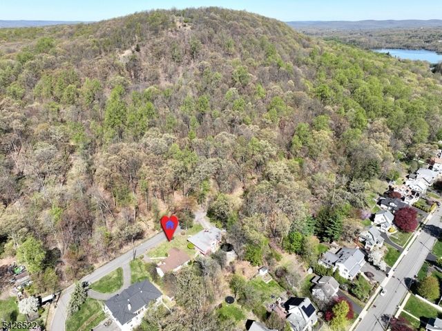 16 Valley View Dr, North Haledon Boro, NJ 07508