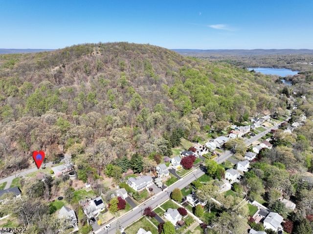 16 Valley View Dr, North Haledon Boro, NJ 07508