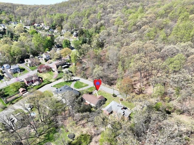 16 Valley View Dr, North Haledon Boro, NJ 07508