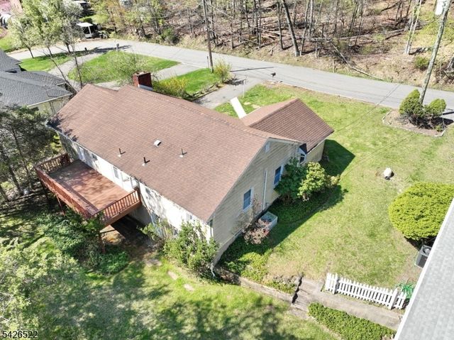 16 Valley View Dr, North Haledon Boro, NJ 07508