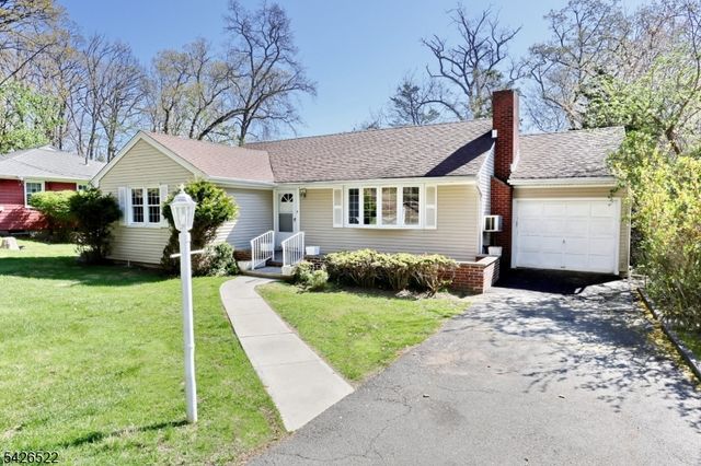 16 Valley View Dr, North Haledon Boro, NJ 07508