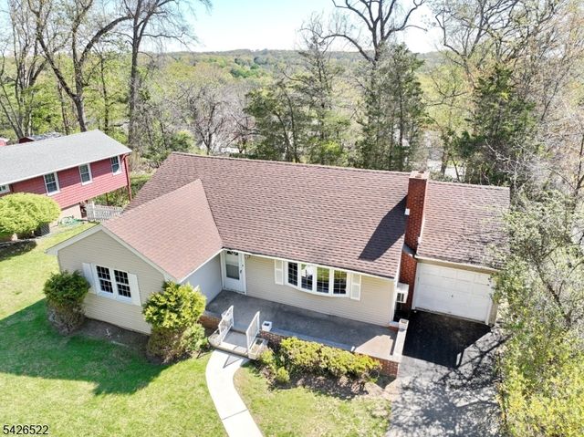 16 Valley View Dr, North Haledon Boro, NJ 07508