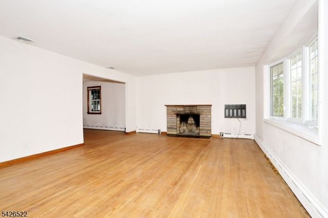 16 Valley View Dr, North Haledon Boro, NJ 07508