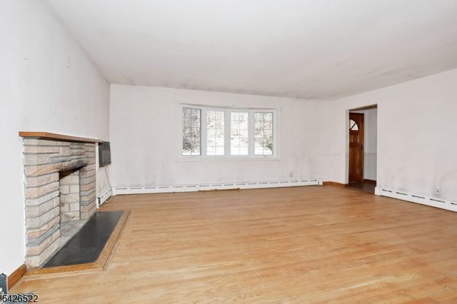 16 Valley View Dr, North Haledon Boro, NJ 07508