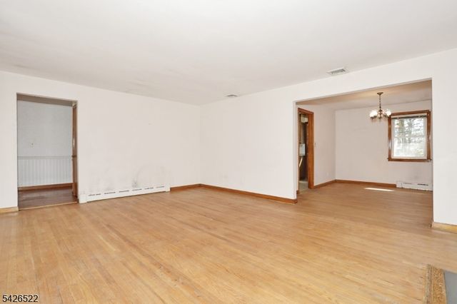 16 Valley View Dr, North Haledon Boro, NJ 07508