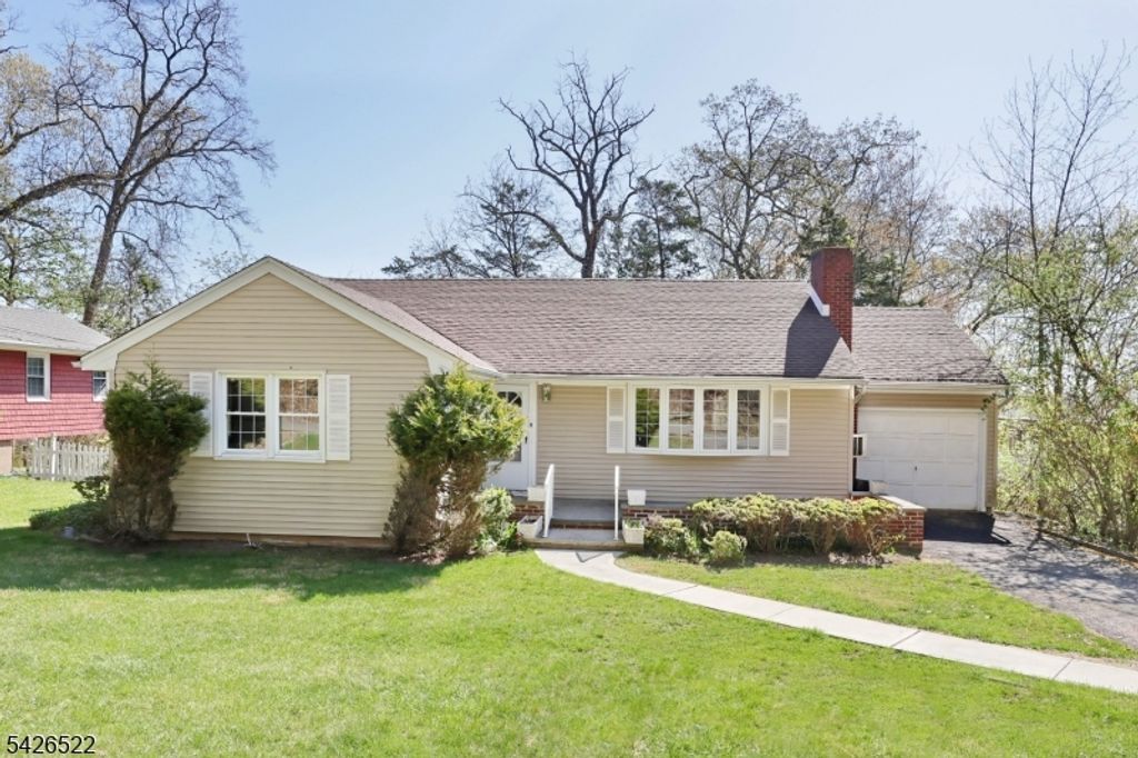 16 Valley View Dr, North Haledon Boro, NJ 07508