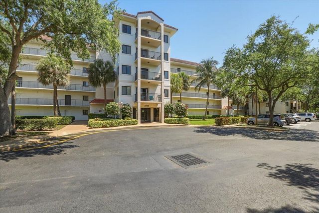 2105 Lavers Circle 212, Delray Beach, FL 33444